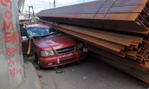 Conductor  sobrevive pese a yipeta cargada con viga de hierros se volcara sobre el vehículo