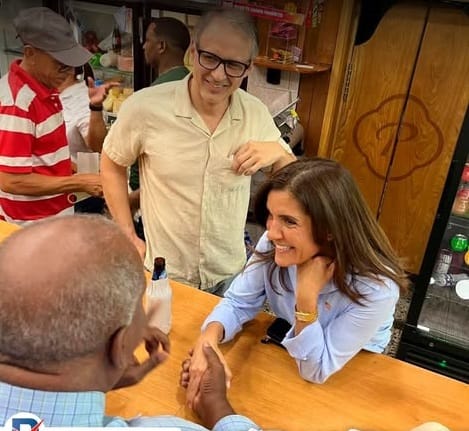 La embajadora de Estados Unidos disfruta un viernes “a lo dominicano” en un colmadón