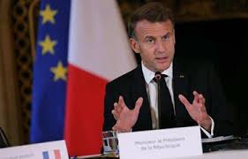 Macron contesta a Trump que Francia "no participa" en la guerra