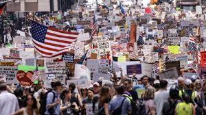 Miles salen a protestar contra Donald Trump en los Estados Unidos y Europa